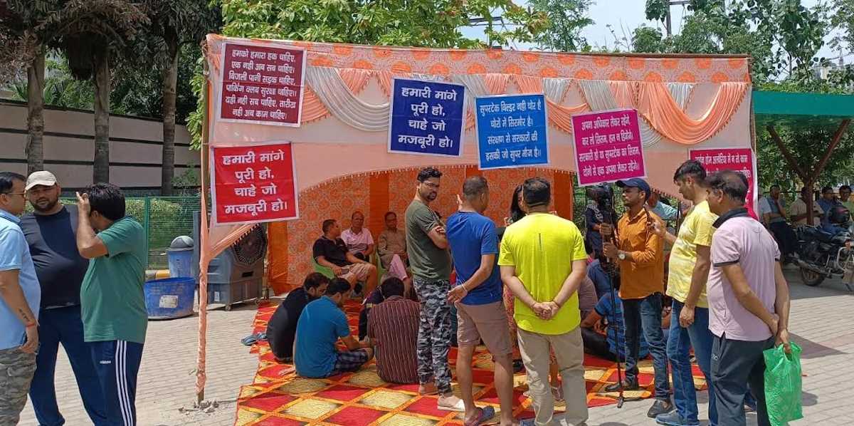 सुपरटेक इकोविलेज-एक के निवासियों ने अपनी मांग को लेकर किया प्रदर्शन